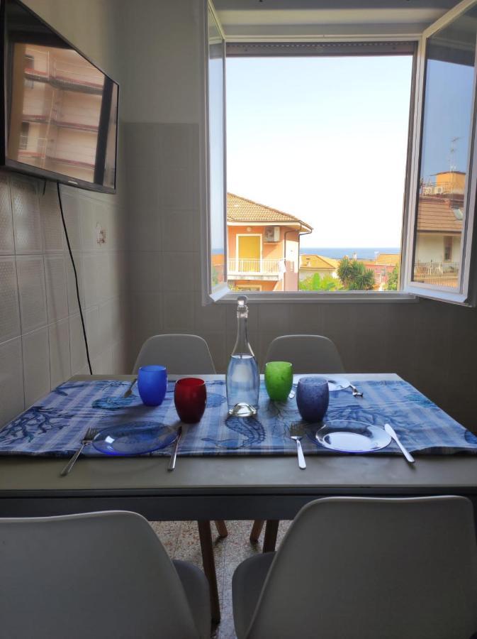 Appartamento Vicino Al Mare Con Parcheggio Riva Ligure Luaran gambar