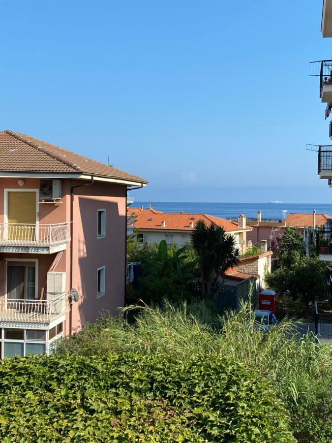 Appartamento Vicino Al Mare Con Parcheggio Riva Ligure Luaran gambar