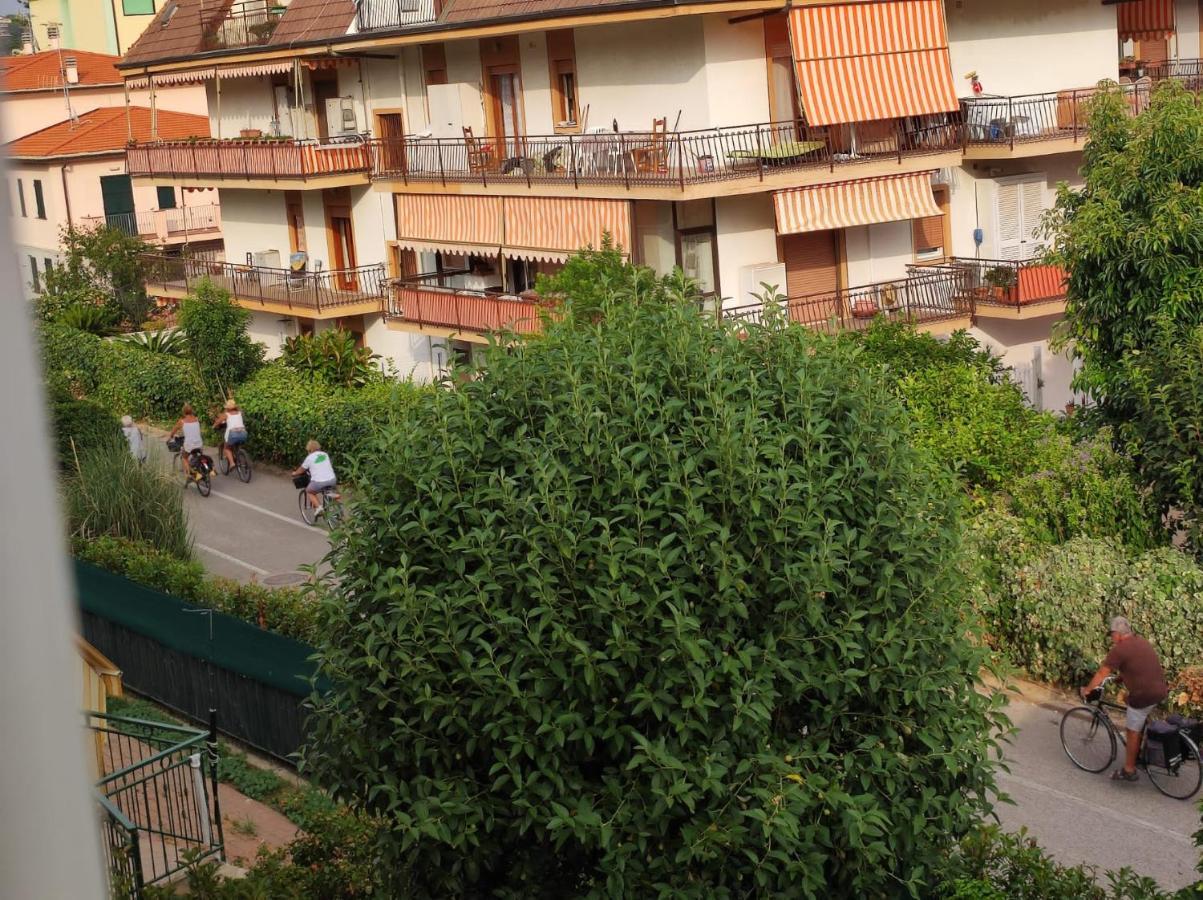 Appartamento Vicino Al Mare Con Parcheggio Riva Ligure Luaran gambar